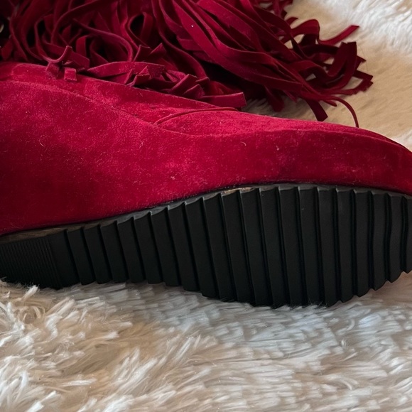 NWOT. Super fun and comfortable suede boots with fringe. SIZE 7-7.5. - Picture 3 of 6